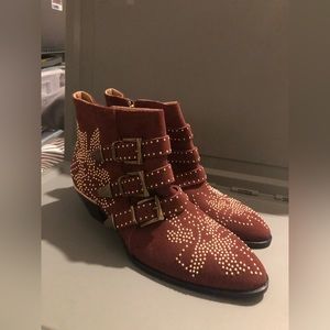CHLOE WOMEN’S SUSAN STUDDED ANKLE BOOTS